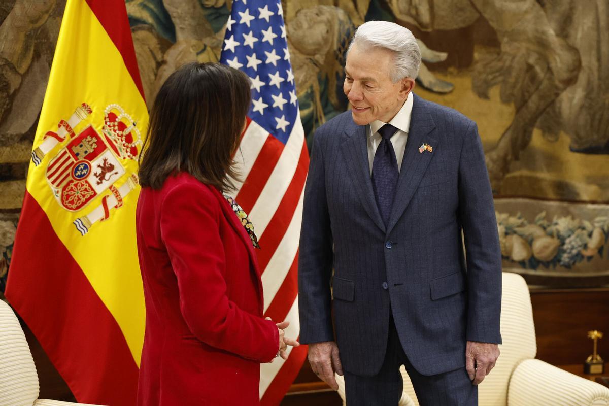 La ministra de Defensa, Margarita Robles, durante su reunión con el embajador de los Estados Unidos de América en España, Benjamín León Jr., en la sede del Ministerio de Defensa, 4 de marzo de 2026.