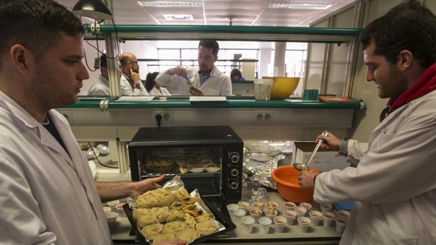 Estudiantes de la UMH con alimentos