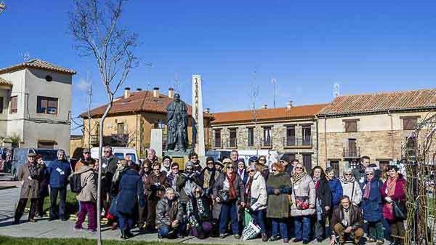 Grupo de andaluces que han visitado la villa posan junto al monumento al poeta León Felipe.