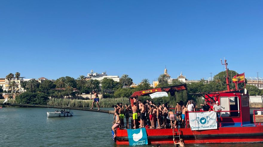 Cuándo es la cucaña en Triana: horario de esta tradición de la Velá de Santa Ana 2025
