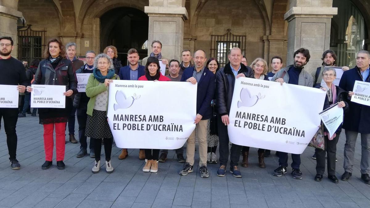 Fotografia a la plaça Major amb representants del consistori i de les entitats i associacions de la campanya, ahir al matí   | G.C.