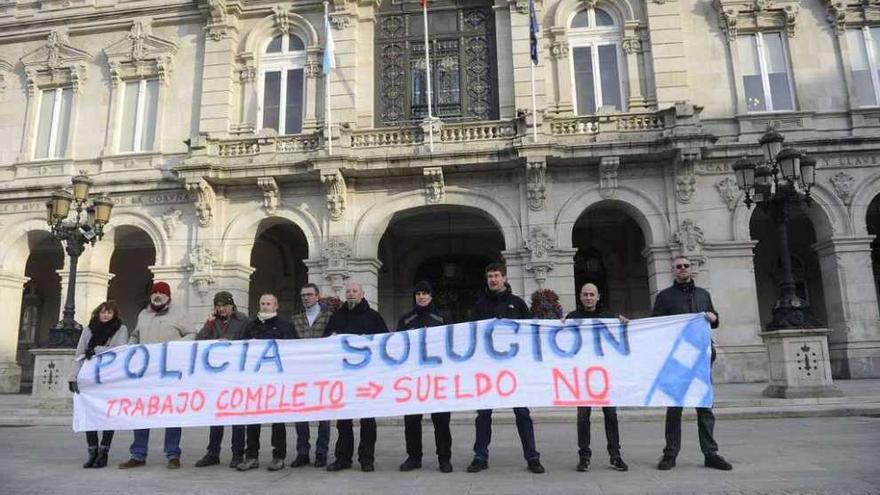 Policías municipales protestan en María Pita por el incumplimiento del convenio salarial.