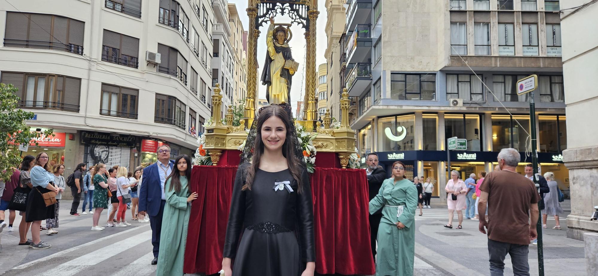 Paula y la corte infantil acompañan al San Vicente Niño