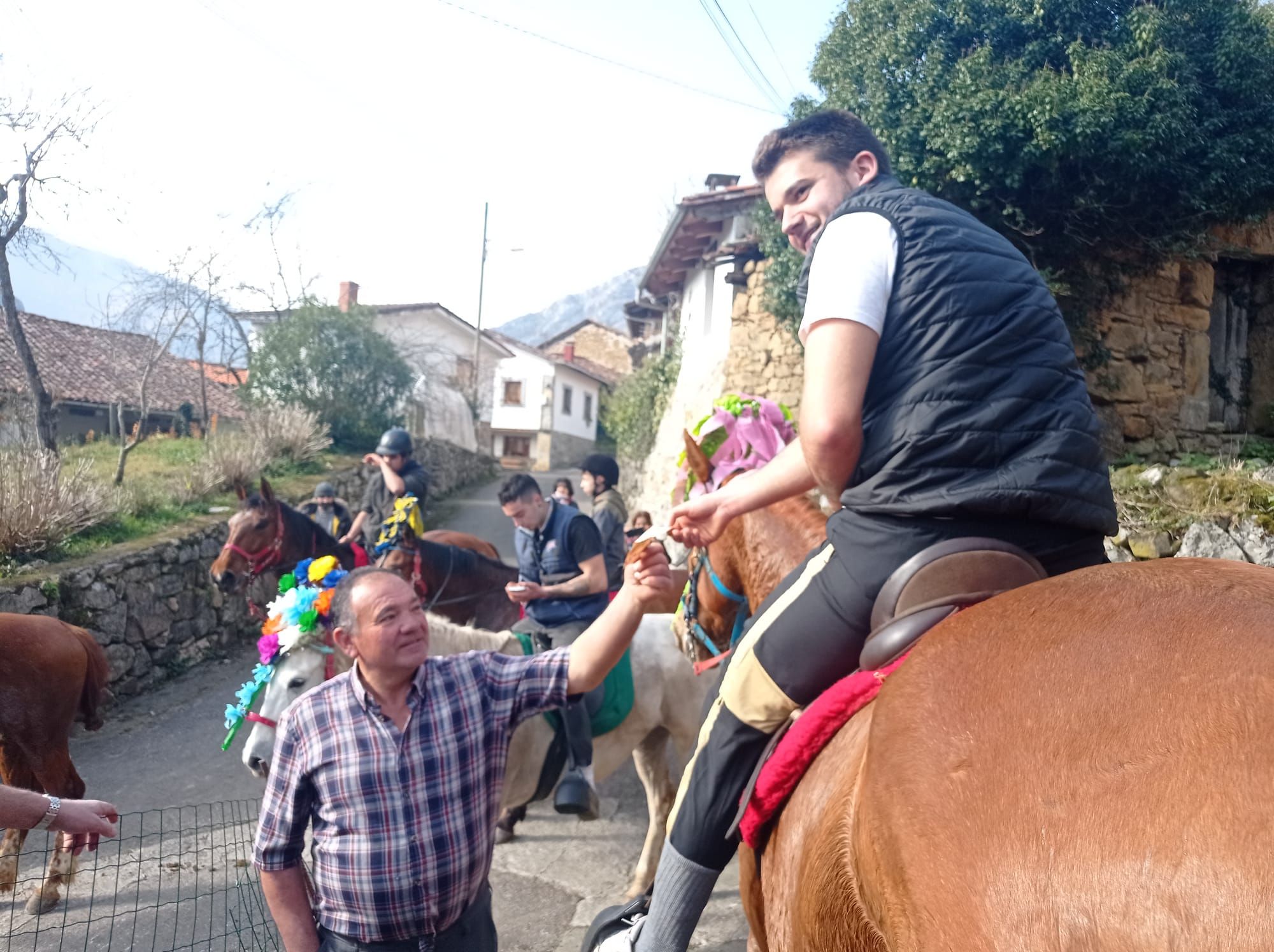 Doce mozos de Sellaño salen a caballo a pedir El Aguinaldo