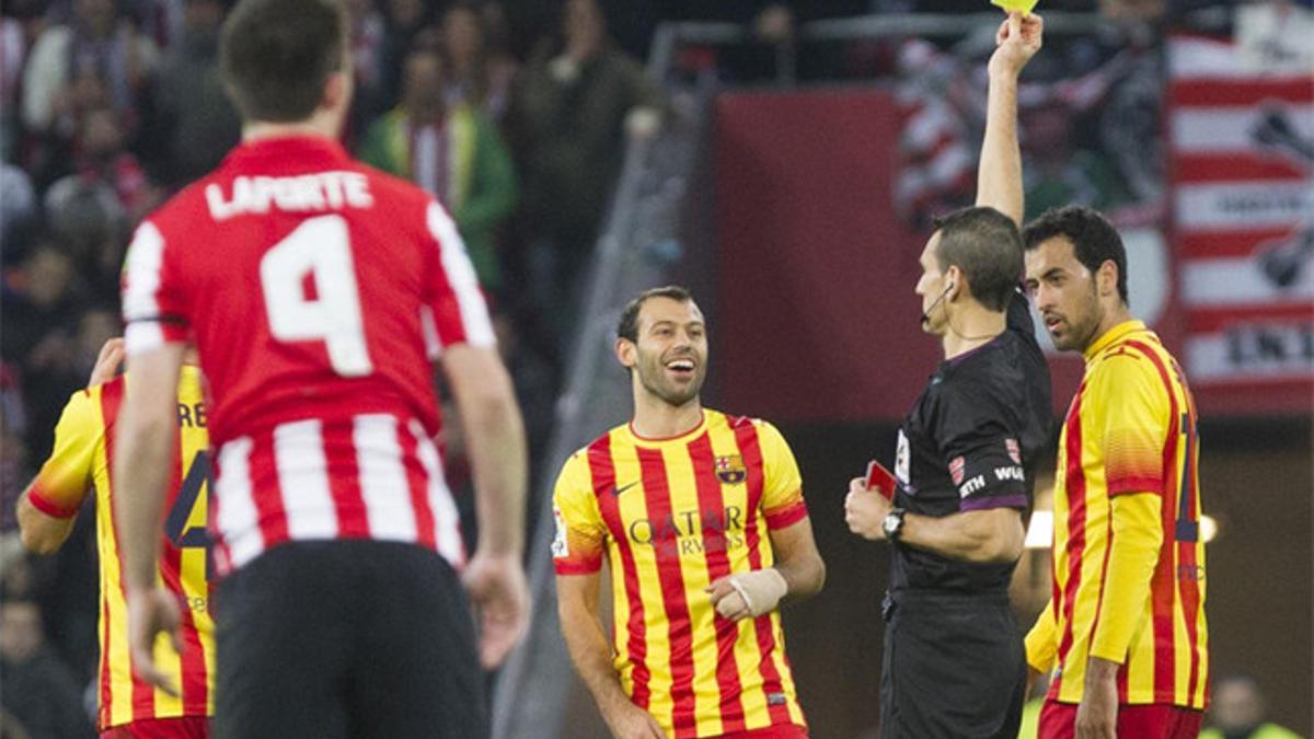 Mascherano sonríe cuando Martínez Munuera le muestra la tarjeta amarilla