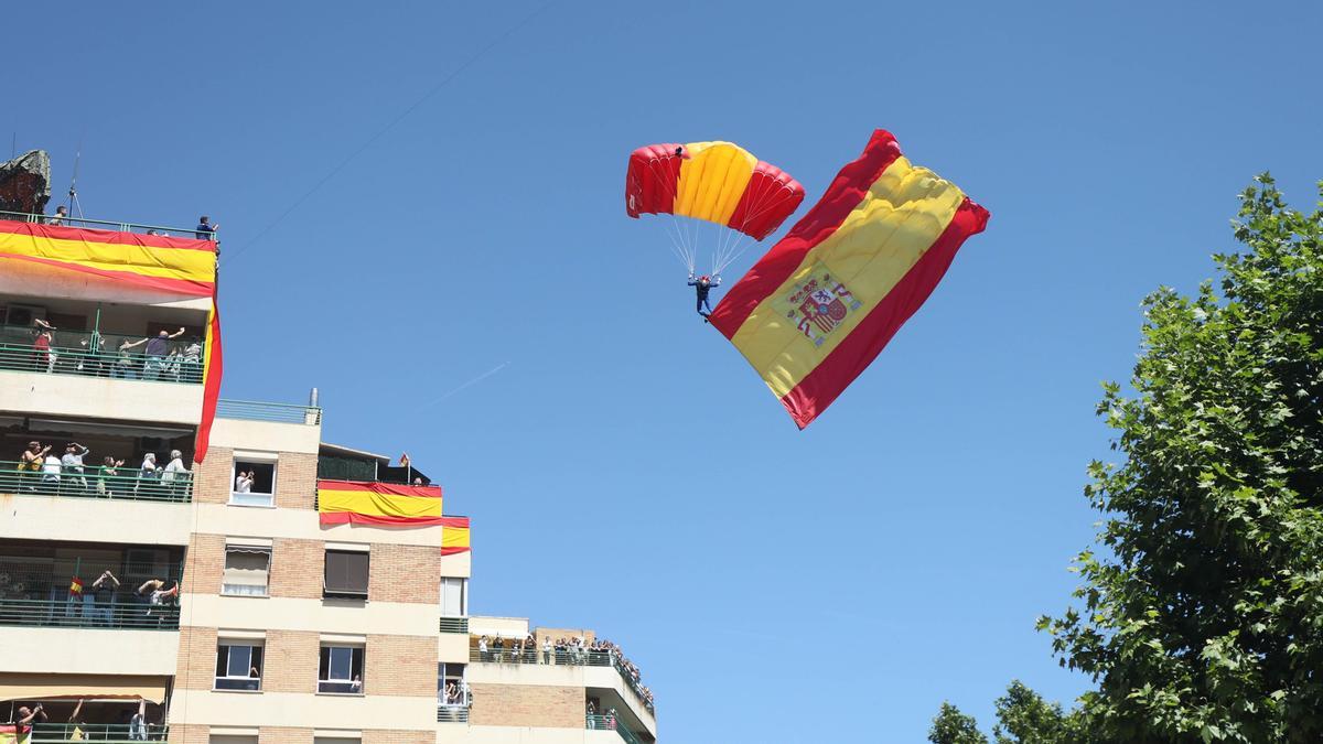 Un paracaidista que ha realizado 5.000 saltos se ha lanzado desde un avión con la bandera del acto.