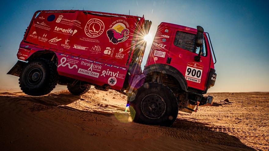 El &#039;Elefante Rosa&#039; sobrevive a un nuevo mar de dunas en la etapa nueve del Dakar Classic