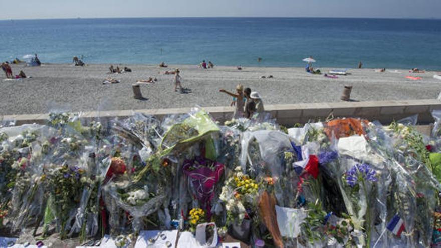 Flores en recuerdo a las víctimas en Niza.