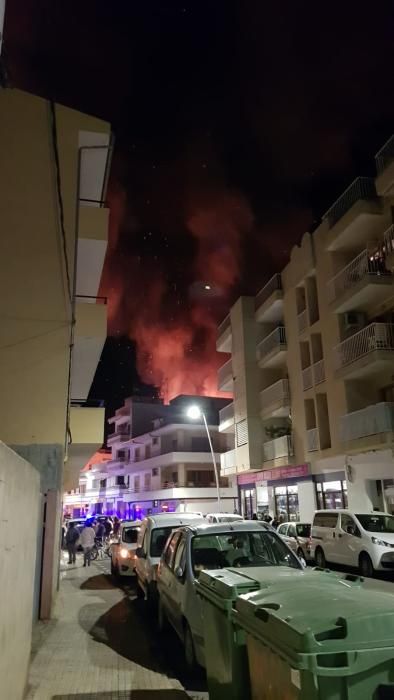 Voraz incendio en una carpintería en el Port de Pollença