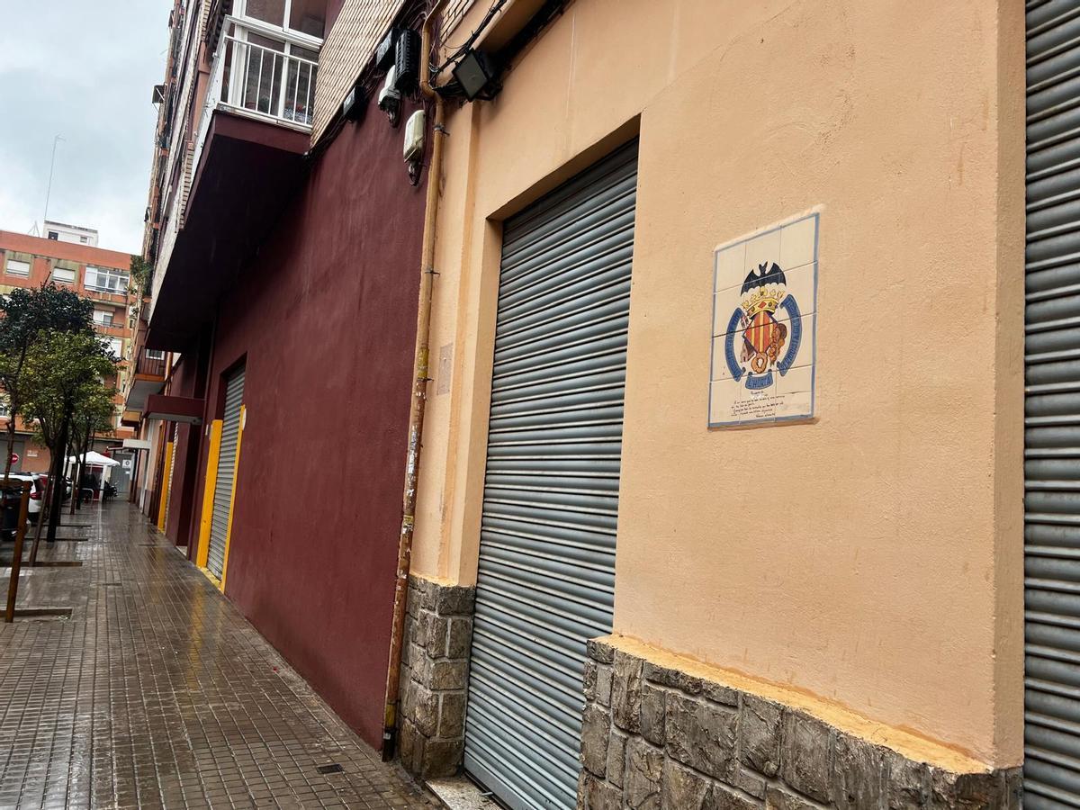 El casal de la falla se ubicaba en el número 7 de la calle Alfara del Patriarca, hoy solo queda una 'rajola' conmemorativa