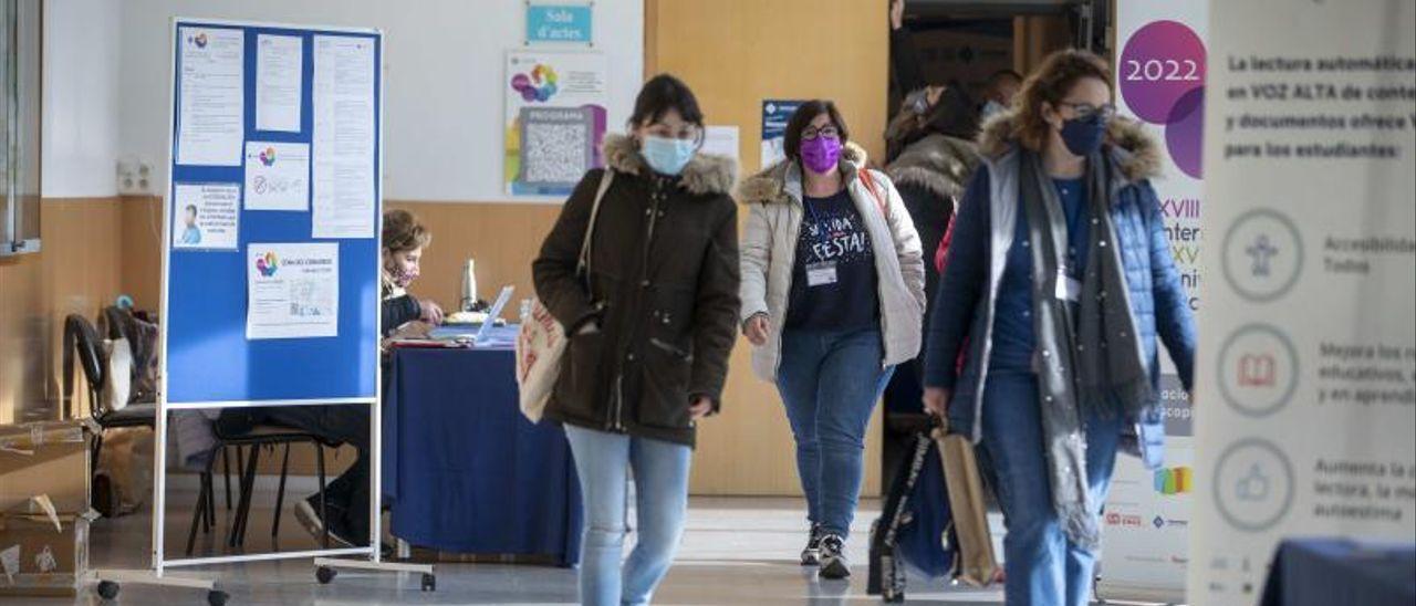 Los alumnos se paseaban ayer con chaquetas y bufandas en el campus de la UIB.