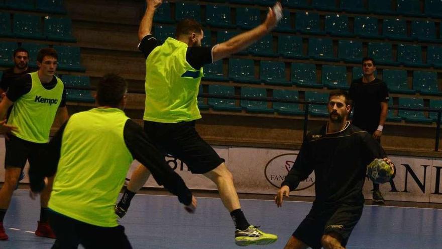 Nikola Potic en una acción ofensiva en un entrenamiento en O Gatañal. // Gonzalo Núñez