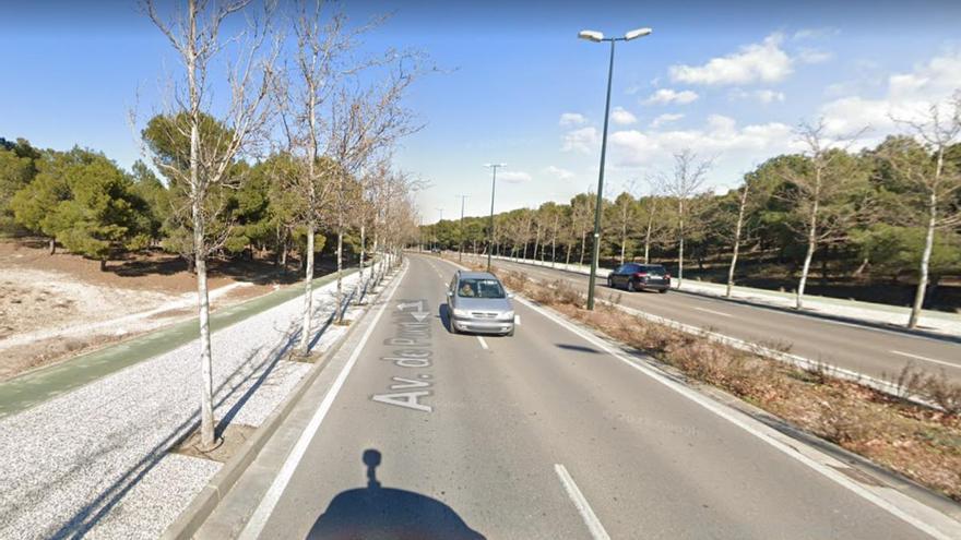 Un coche se sale de la vía y choca contra una farola en Puerto Venecia