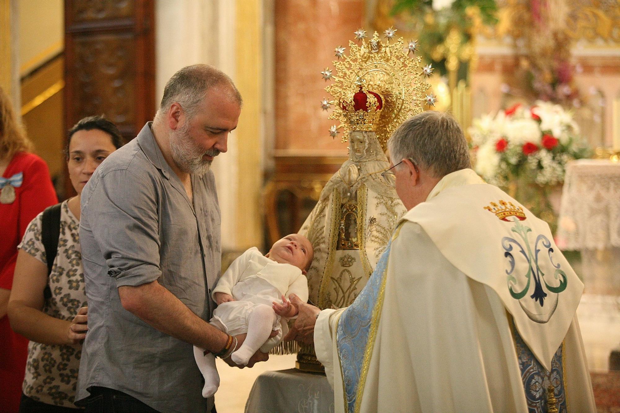 Paso por el manto de la Virgen de Lledó en Castelló