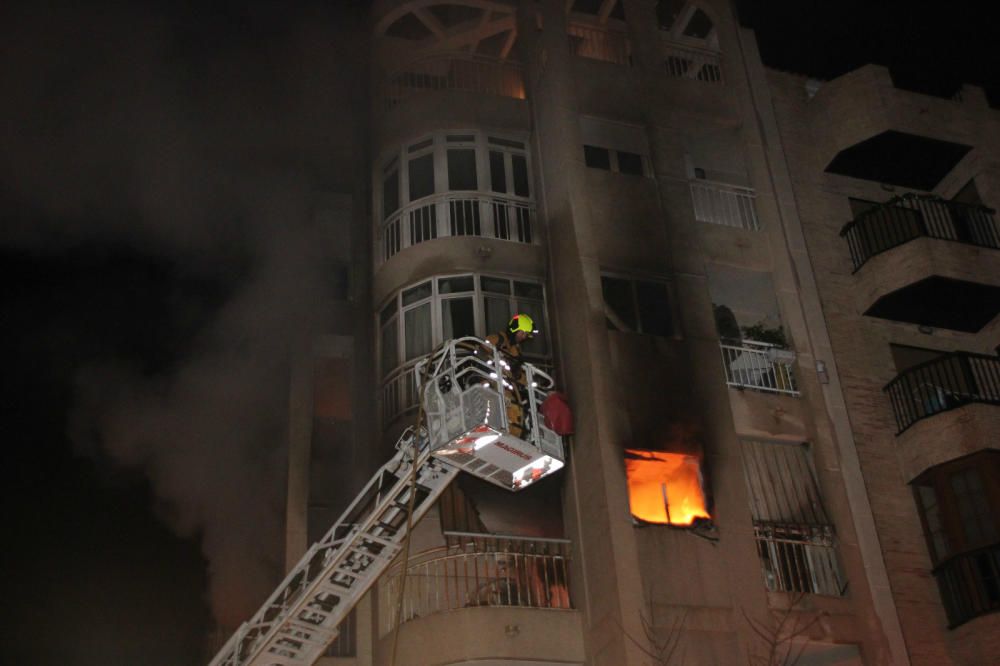 Bomberos de Torrevieja, Almoradí y Orihuela han intervenido para sofocar un incendio que ha obligado a desalojar el edificio de cinco plantas. Algunos vecinos han dejado el inmueble pasando por la azo