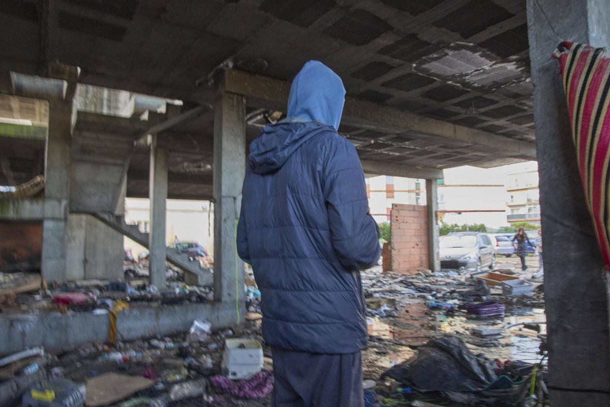 Un home a l'edifici inacabat de la Marca de l'Ham, focus de consum de drogues i actuacions policials.