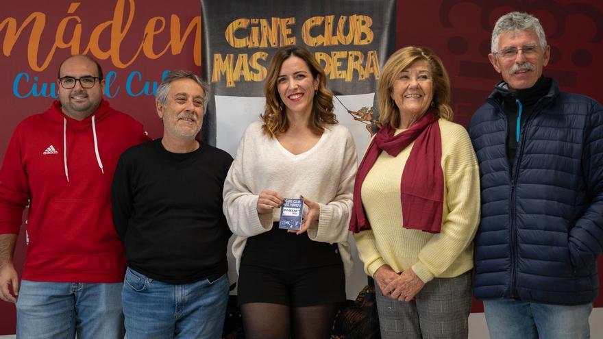 La concejala de Cultura, Jésica Trujillo, junto a representantes del cineclub Más Madera.