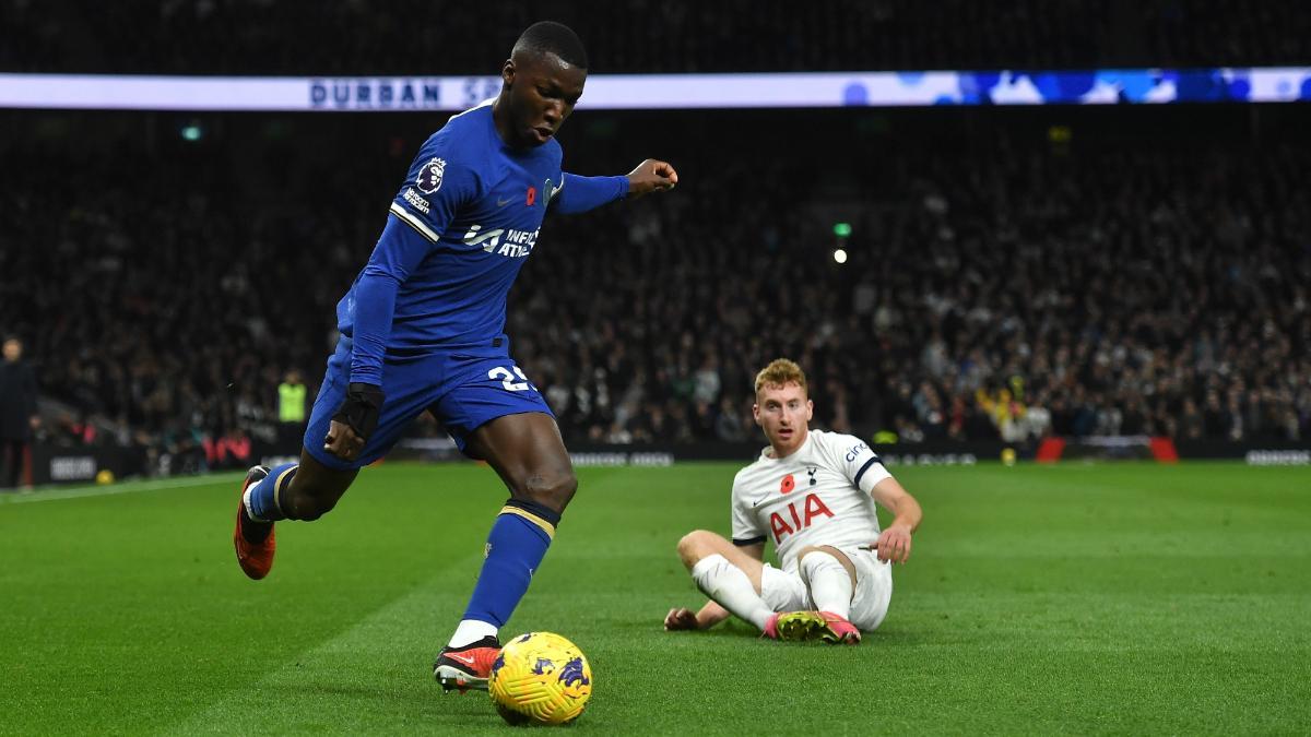 Moisés Caicedo en un partido con el Chelsea
