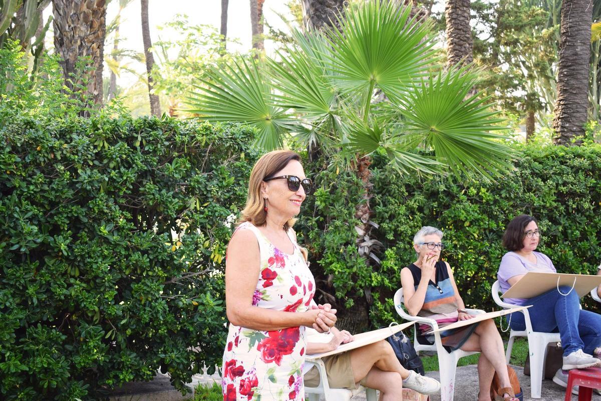 La profesora Maria Dolores Mulá durante el taller de pintura enmarcado en el Festival de Cine de Elche