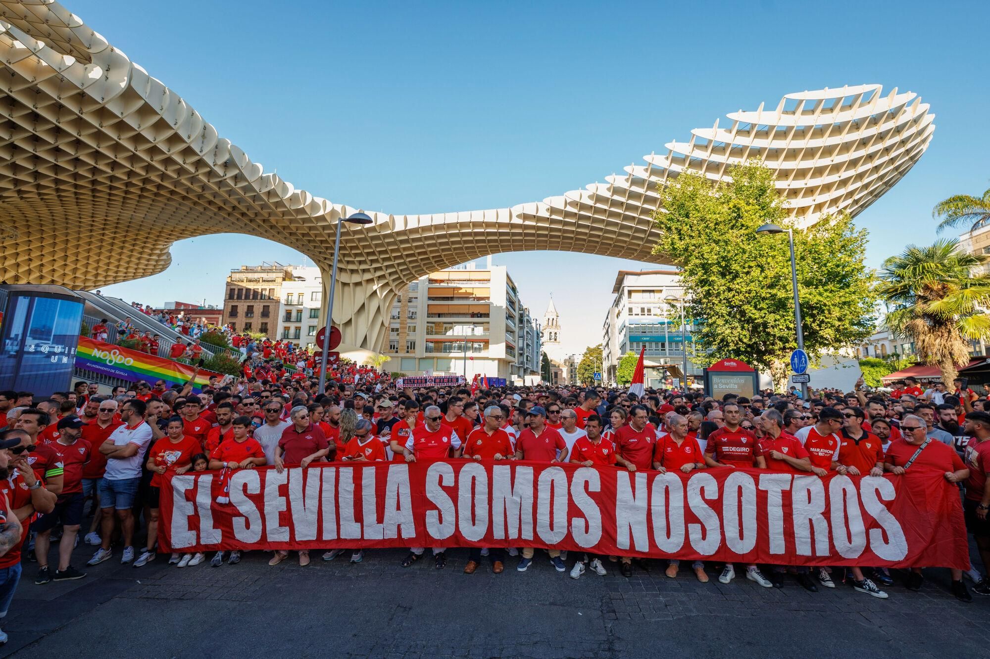 SEVILLA, 26/06/2025.- Miles de sevillistas bajo el lema -El Sevilla somos nosotros- se han manifestado este jueves por las calles del centro de la capital andaluza para pedir la dimisión del Consejo de Administración del Sevilla FC y de su presidente, José María del Nido Carrasco. EFE/Julio Muñoz