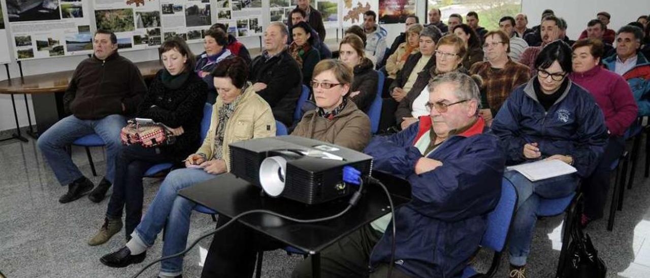 Charla sobre la PAC en Vila de Cruces  |  El Concello de Vila de Cruces inició ayer su programación cultural del mes de febrero con una charla sobre la Política Agraria Común, aprovechando que acaba de abrirse el plazo para tramitar la solicitud única de las ayudas directas. Personal de la empresa Zeltia explicó al auditorio los requisitos que hay que cumplir para optar a estas subvenciones, así como el tipo de ayudas que pueden tramitarse. La programación cruceña incluye otra charla informativa el día 11, en este caso sobre la fiscalidad en las asociaciones. Será, también, en el auditorio Xosé Casal.