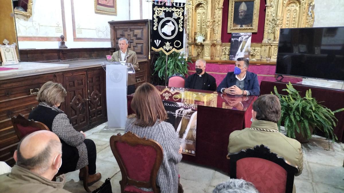 El presidente de la Unión de Cofradías, el párroco y el alcalde, ayer, en la presentación del cartel.