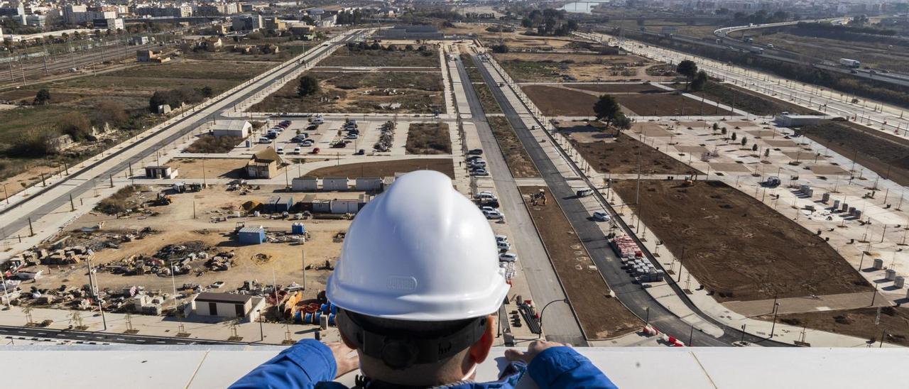 Un obrero observa desde la primera torre construida la parte sur del PAI. | G. Caballero