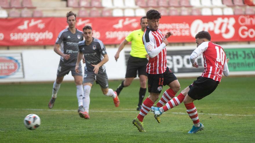 Chendri dispara a puerta, ante la mirada de Viana, en la jugada del 1-0 ante el Langreo. | E. F.