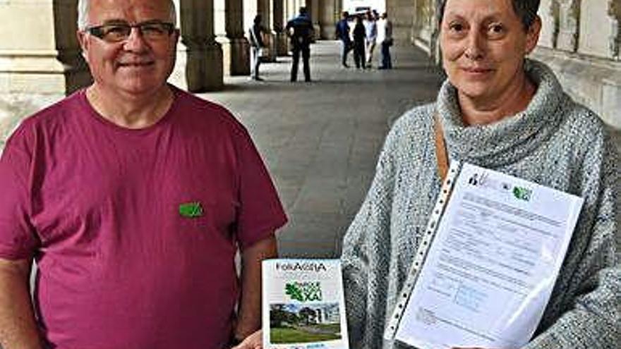 Ricardo Seixo y María Gutiérrez, ayer ante el Palacio Municipal.