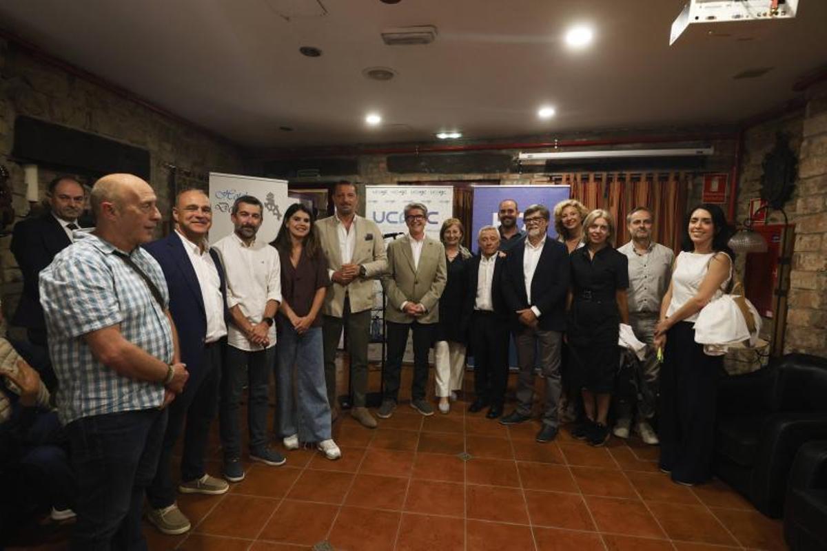 Vidal, en el centro, rodeado por autoridades comercales y empresarios que le mostraron su respaldo este jueves.