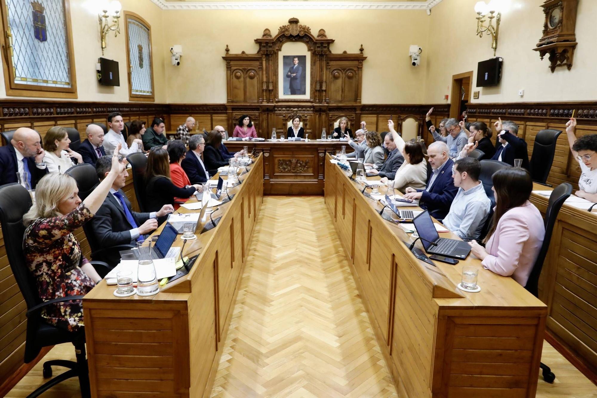 El pleno municipal en Gijón de febrero, con protesta por la contaminación (en imágenes)