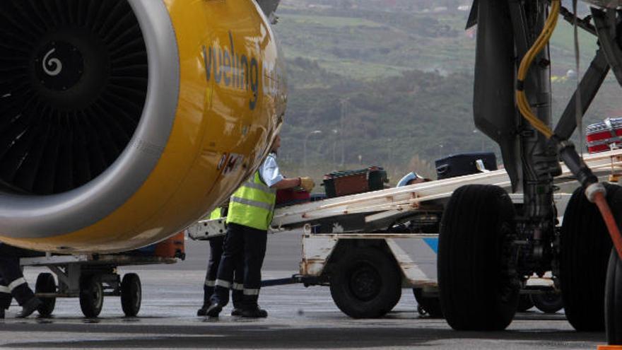 El motor de una de las aeronaves de Vueling en el aeropuerto de los Rodeos en Tenerife.