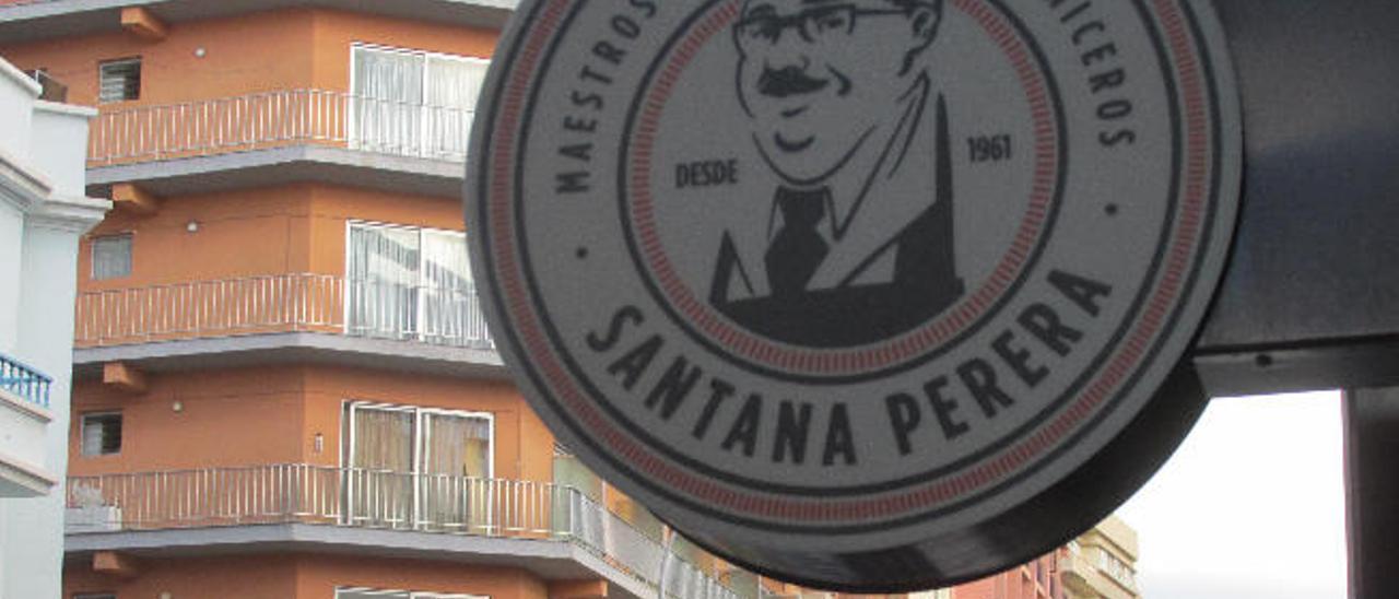 Rótulo de la carnicería Santana Perera, en la calle Pío XII.