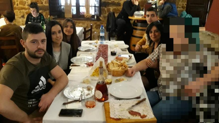 Germán, al fondo en la derecha de la imagen, celebra con su familia el regreso a casa con una comida en &quot;Casa Pepito&quot;.