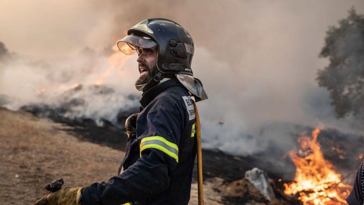 Un nuevo fuego se cobra la vida de un brigadista y arrasa propiedades.