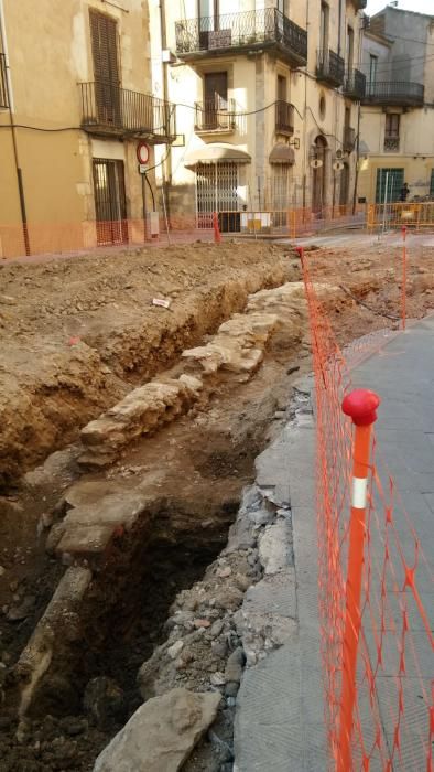 Part de la muralla descoberta a la Bisbal durant les obres del carrer Ample