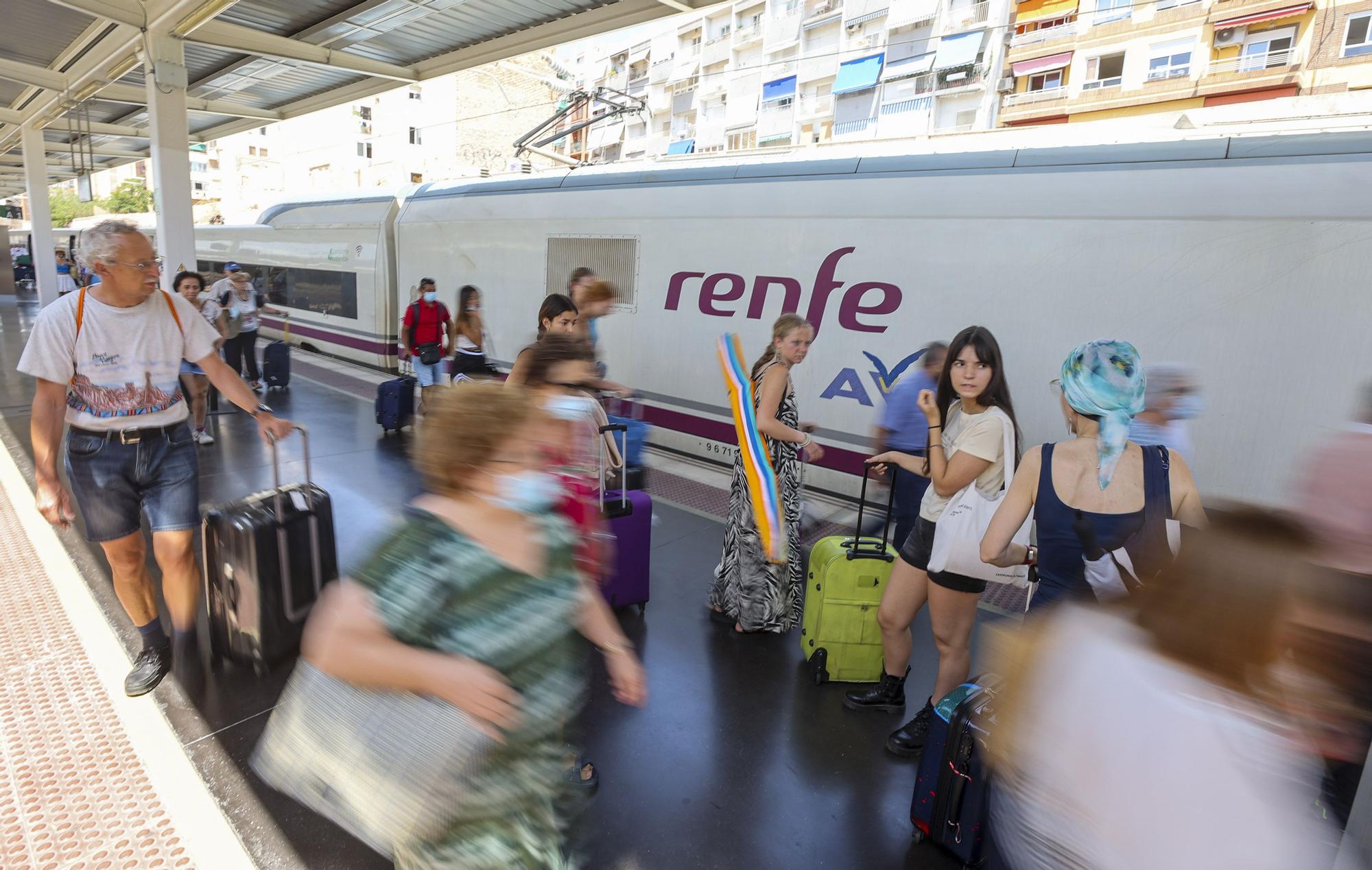 Llegadas de turistas en AVE desde Madrid y compra de billetes en la estación de Alicante