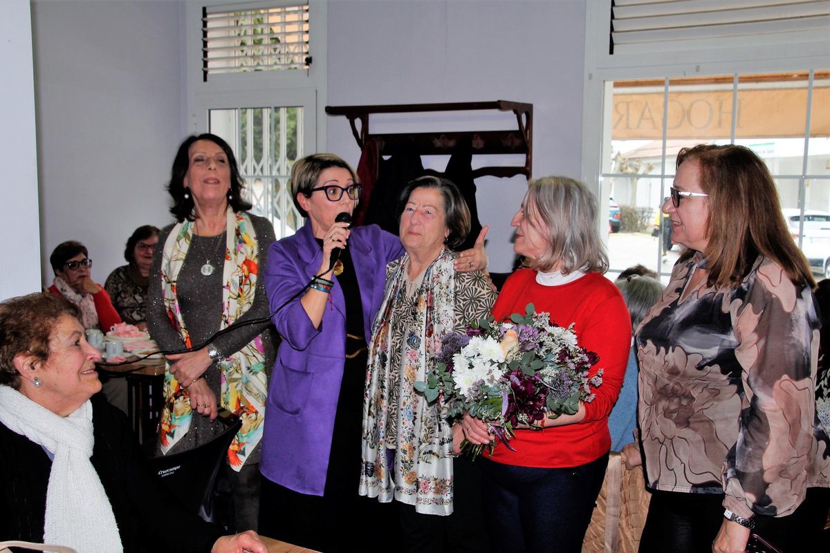 Loli Vargas, con la presidenta de la asociación y las homenajeadas