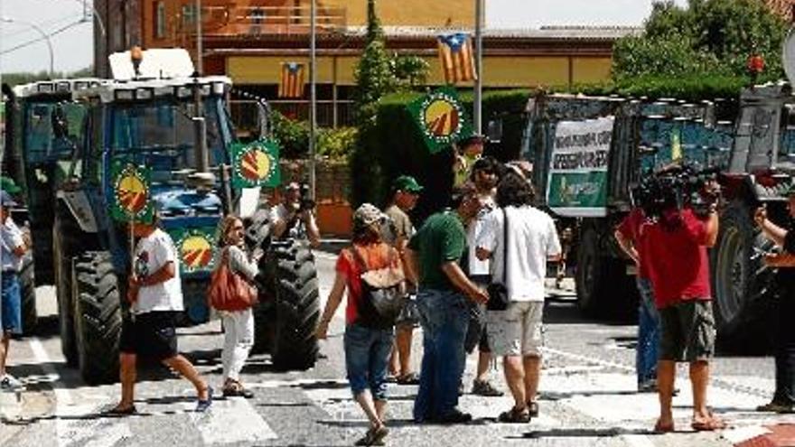 La tractorada d&#039;Unió de Pagesos ahir a Verges, que també es va fer a altres municipis de Catalunya.