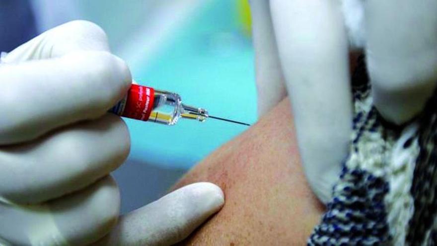 Un sanitario suministra una vacuna diseñada para contrarrestar los devastadores efectos del coronavirus.