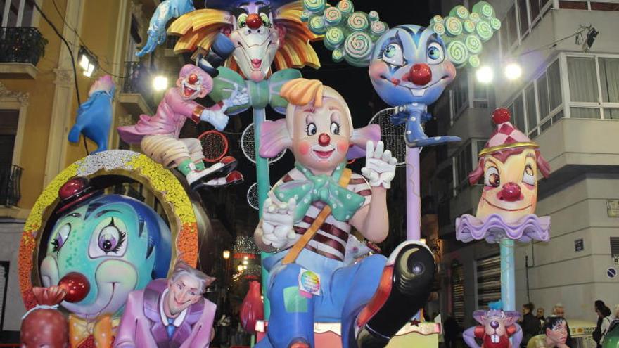 Las fallas de la calle Cuba ocupan normalmente todo su angosto cruce, como ésta de Buenos Aires.