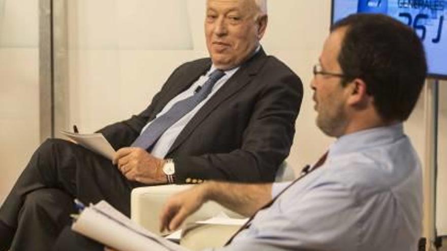 Margallo se aferra a la economía y la oposición airea los casos de corrupción