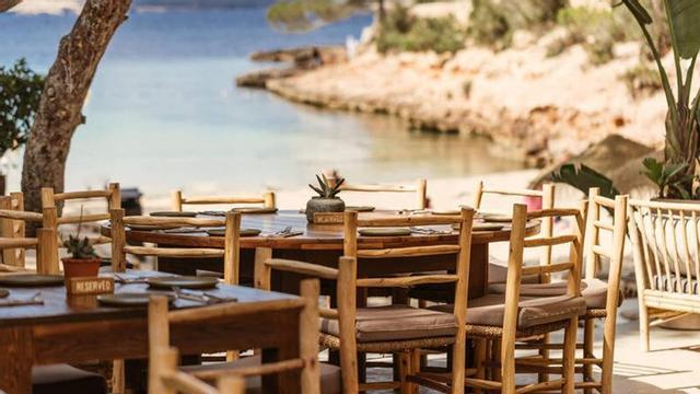 El chiringuito de Cala Gracioneta, situado en la costa de Sant Antoni. | | GRUPO MAMBO