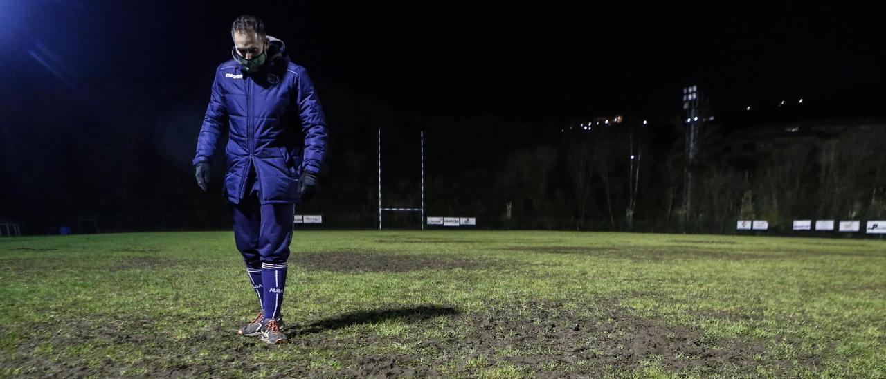 El técnico Alejandro Pedraza, esta semana en el campo de rugby del Naranco.