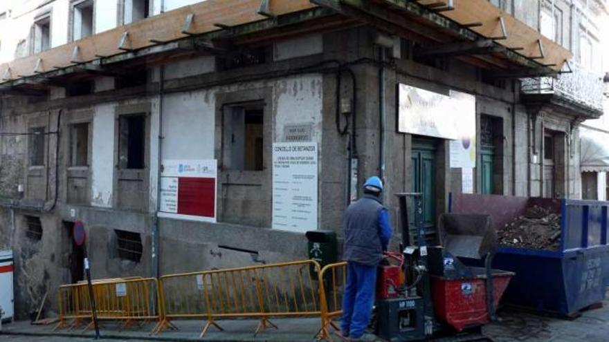 Obras de rehabilitación del futuro albergue de Betanzos, en el casco histórico de la localidad. / la opinión