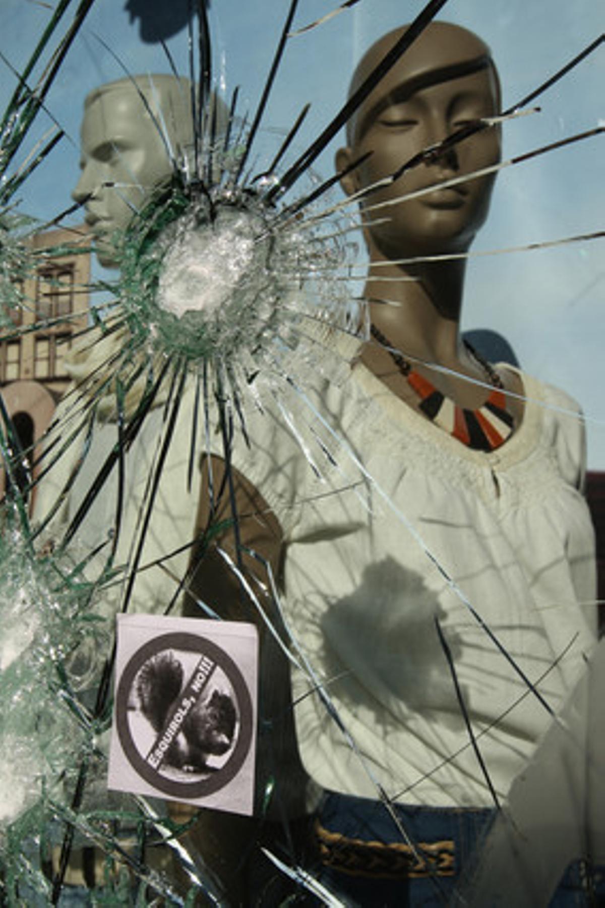 Escaparate de una tienda de Barcelona tras la huelga general del 29M.