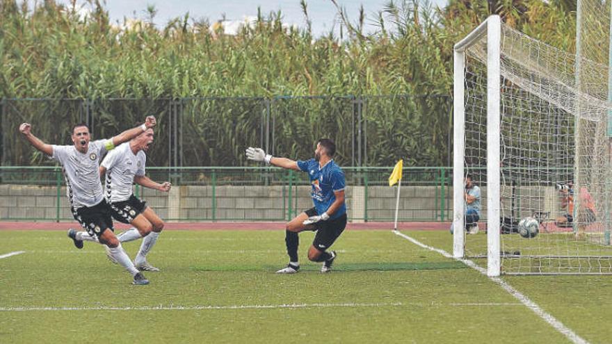 Carmelo celebra el primer gol del partido, con el meta Oval señalando el lugar del remate.