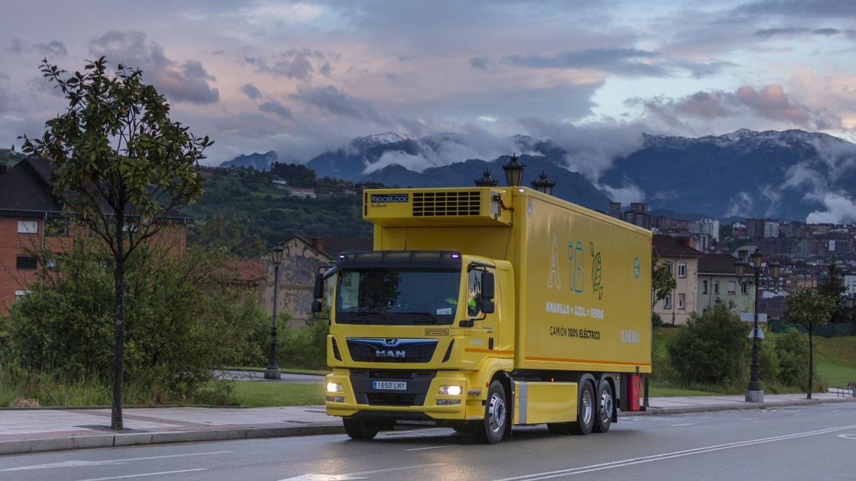 Primer camión eléctrico adquirido en España por Alimerka para el transporte de última milla