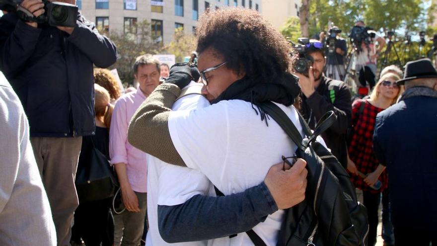 Ana Julia Quezada se abraza a Ángel Cruz durante una concentración.