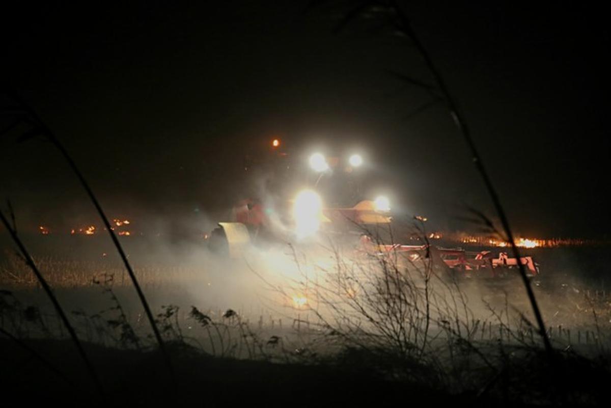 Un tractor treballa per formar un tallafoc, a Foixà.